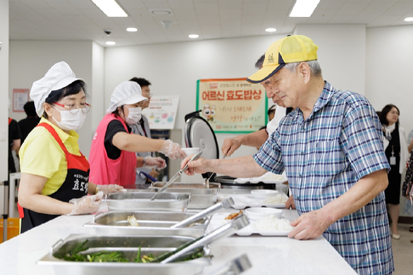 효도밥상 급식기관에서 어르신이 점심식사를 하고 있다. [사진=마포구]