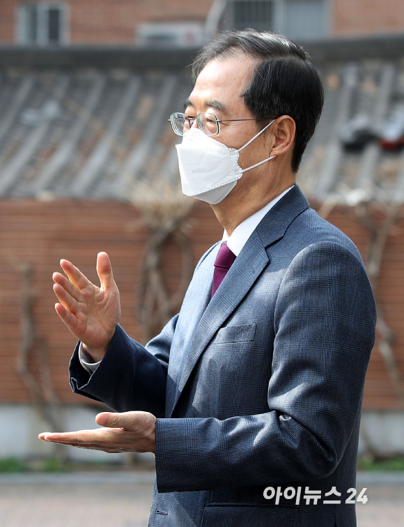 한덕수 국무총리 후보자가 5일 오전 서울 종로구 통의동 제20대 대통령직인수위원회에서 나온 뒤 취재진 질문에 답하고 있다. [사진=인수위사진기자단]