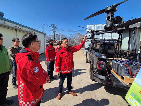 산림청은 8일 산불 소화약제 생산 현장을 찾아 안정적 원자재 수급망 확보 및 후속 연구개발사업진행 상황을 점검했다 [사진=산림청]