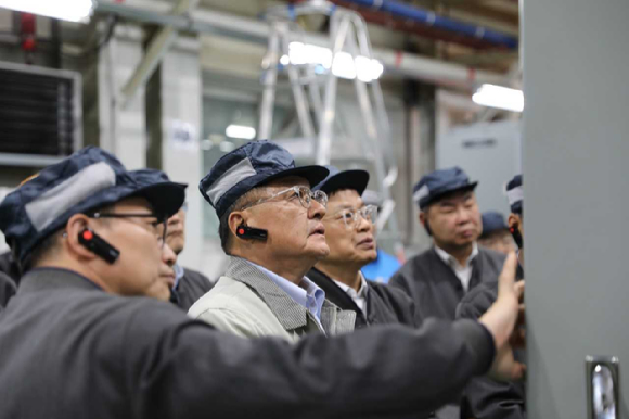 구자균 LS일렉트릭 회장이 청주사업장에서 UL인증 하이엔드 배전반 제품을 직접 확인하고 있는 모습 [사진=LS일렉트릭]