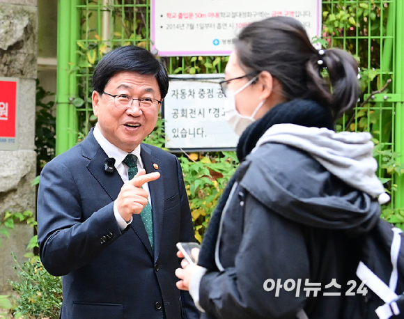 2026학년도 대학수학능력시험(수능) 일인 13일 서울 여의도여고 앞에서 최교진 교육부 장관이 수험생들을 응원하고 있다. [사진=정소희 기자]