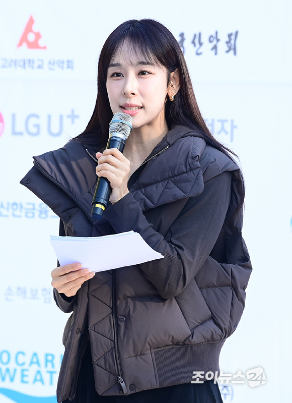 어희재 아나운서가 17일 서울 우이동 만남의광장에서 진행된 '스타 더윈드와 함께 하는 팬트레킹-제14회 희망찾기 등산&middot;트레킹 교실' 개막식에 MC로 참석하고 있다. [사진=정소희 기자]