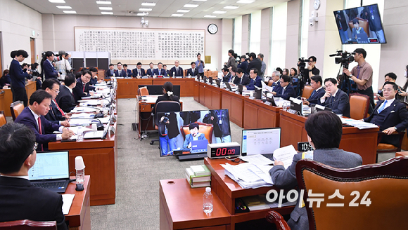 서영교 국회 윤석열 정권 정치검찰 조작기소 의혹사건 진상규명 국정조사 특별위원회 위원장이 3일 서울 여의도 국회에서 열린 전체회의를 주재하고 있다. [사진=곽영래 기자]