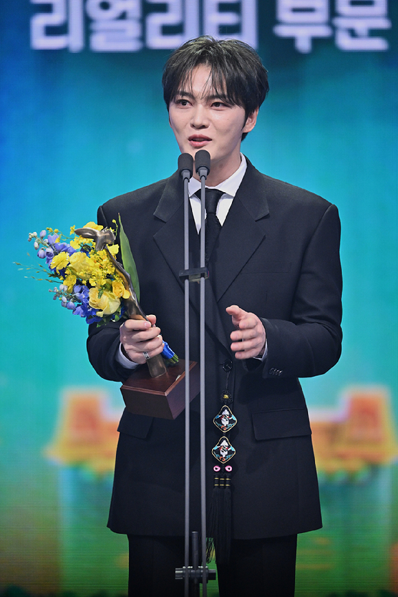 '2025 KBS 연예대상' 우수상 수상한 지상렬 [사진=KBS]