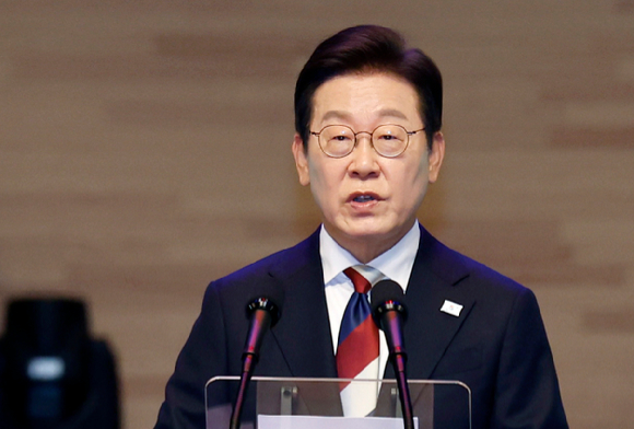 이재명 대통령이 지난 15일 서울 세종문화회관에서 열린 80주년 광복절 경축식에서 경축사를 하고 있다. 2025.8.15 [대통령실통신사진기자단] [사진=연합뉴스]