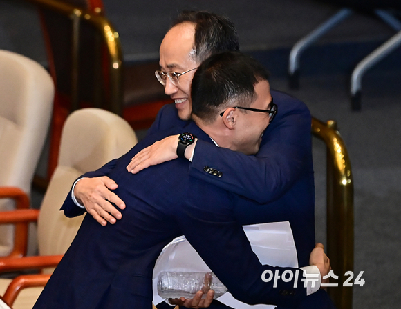 국민의힘 추경호 원내대표가 2일 오후 국회 본회의에서 무제한 토론을 마친 김상욱 의원을 격려하고 있다. [사진=곽영래 기자]