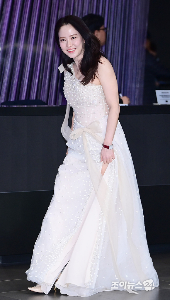 '런닝맨' 송지효가 30일 오후 서울 마포구 상암동 SBS 프리즘타워에서 열린&nbsp;2025 SBS 연예대상&nbsp;레드카펫 행사에 참석하고 있다. [사진=정소희 기자]