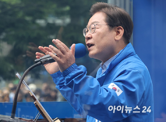 이재명 더불어민주당 대선 후보가 2일 오후 경기도 성남시 야탑역 광장에서 열린 선거유세에서 지지를 호소하고 있다. [사진=곽영래 기자]