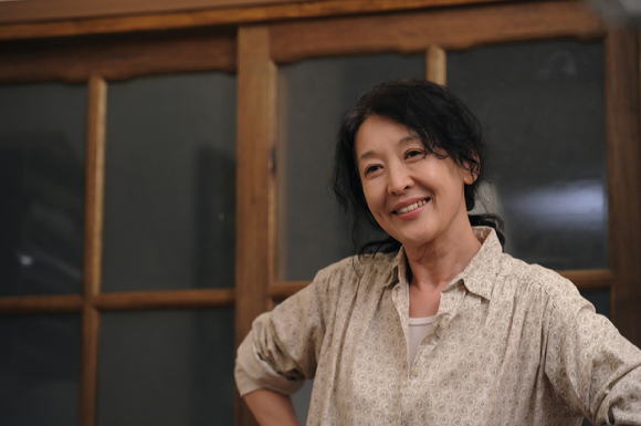 윤석화가 이해랑 탄생 100주년을 기념연극 '햄릿' 기자간담회에 참석해 웃고 있다. [사진=정소희 기자]