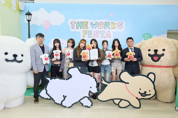 (왼쪽부터) 더웍스컴퍼니 이현주 대표, USPEER(유스피어) 시안,소이,채나,다온,서유,로아, 이원민 MW엔터테인먼트 대표가 사진 촬영을 하고 있다. [사진=MW엔터테인먼트]