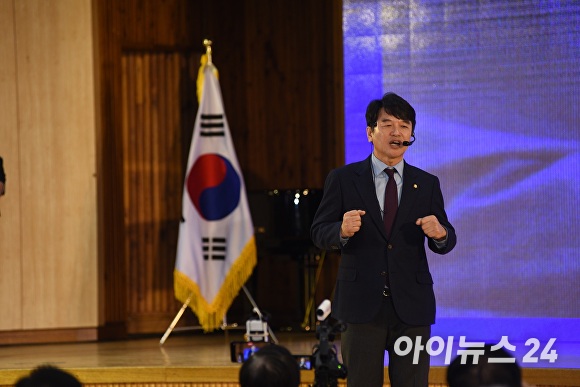 문진석 국회의원이 6일 천안중학교 강당에서 의정보고회를 열고 4년간 주요 성과를 설명하고 있다 [사진=정종윤 기자]