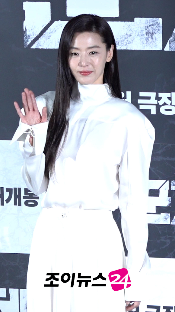 배우 전지현이 지난 6일 서울 용산구 CGV 용산아이파크몰점에서 열린 영화 '군체'(감독 연상호) 제작보고회에 참석해 포즈를 취하고 있다. [사진=문수지 기자]