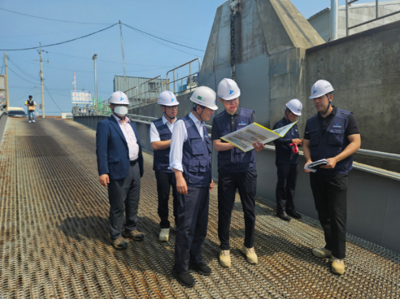 인천항만공사 정근영 건설부문 부사장이 인천항 내 부잔교 시설을 점검하고 있다. [사진=인천항만공사]