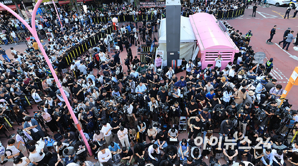 젠슨 황 엔비디아 최고경영자(CEO)가 5일 서울 마포구 서교동의 한 고깃집에서 열린 최태원 SK회장, 구광모 LG회장, 이해진 네이버 의장과의 삼겹살 회동에 참석하고 있다. [사진=곽영래 기자]