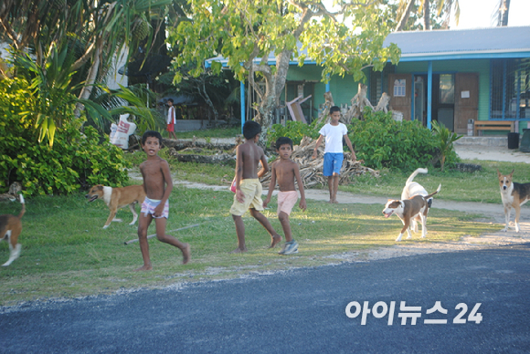 남태평양 작은 섬나라 투발루에서 아이들이 뛰어놀고 있다. [사진=정종오 기자]