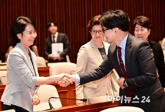 한동훈 국민의힘 당대표가 25일 오전 서울 여의도 국회에서 열린 의원총회에서 의원들과 인사를 나누고 있다. [사진=곽영래 기자]