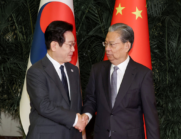 중국을 국빈방문 중인 이재명 대통령이 6일 베이징 인민대회당에서 국회의장 격인 자오러지 전국인민대표대회 상무위원장과 악수하고 있다. 2026.1.6 [사진=연합뉴스]