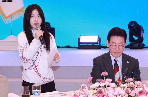 쇼트트랙 김길리 선수가 5일 청와대 영빈관에서 열린 이재명 대통령 주최 밀라노-코르티나 동계올림픽 선수단 격려 오찬에서 건배사를 하고 있다. 2026.3.5 [사진=연합뉴스]
