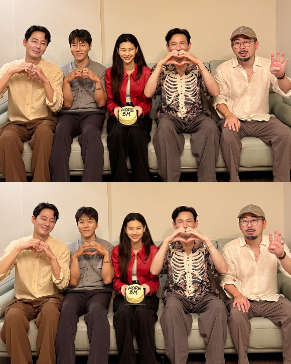 '호프' 300만 돌파 감사 인증샷 [사진=플러스엠엔터테인먼트]