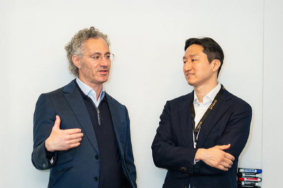 지난&nbsp;2025년&nbsp;3월 미국 워싱턴&nbsp;D.C.에 위치한 팔란티어 테크놀로지스 사무실에서 정기선&nbsp;HD현대 회장(오른쪽)과 알렉스 카프 팔란티어 공동 창업자 겸&nbsp;CEO가 만나 협력 방안을 논의하고 있다. [사진=HD현대]