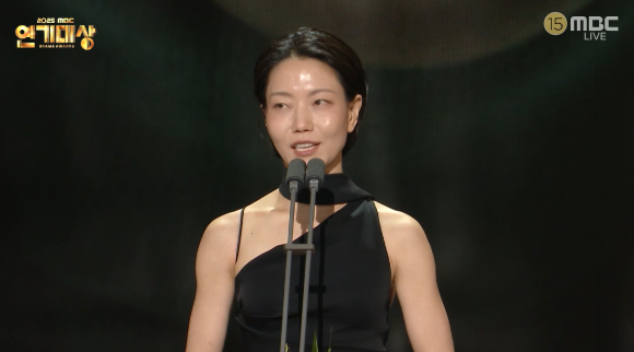 김신록이 30일 서울 상암 MBC신사옥 미디어센터에서 열린 '2025 MBC 연기대상'에서 수상소감을 이야기 하고 있다. [사진=MBC 방송화면 캡처]