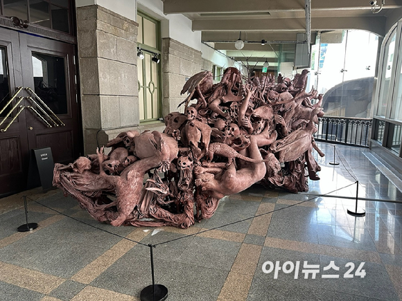 융복합예술 기획전시 '우리들의 낙원(Our Enchanting Paradise)'이 문화체육관광부 주최, 한국공예·디자인문화진흥원 주관으로 13일 서울 용산구 문화역서울284(옛 서울역사)에서 개막했다. [사진=문화역서울284]