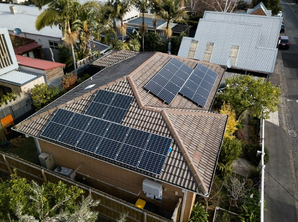 호주 빅토리아주 멜버른 주택 지붕에 설치된 한화큐셀 모듈. [사진=한화솔루션]