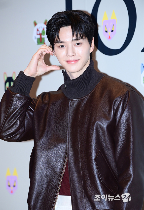 배우 송강이 20일 오후 서울 CGV 용산아이파크몰에서 열린 로에베 '루이스 웨인 사랑을 그린 고양이 화가' 스크리닝 이벤트 포토콜 행사에 참석하고 있다. [사진=정소희 기자]