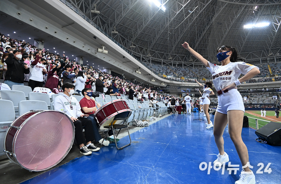 2일 오후 서울 고척스카이돔에서 2022 신한은행 SOL KBO리그 키움 히어로즈와 롯데 자이언츠의 개막전 경기가 열렸다. 야구장을 찾은 야구팬들이 응원을 하고 있다. [사진=김성진 기자]