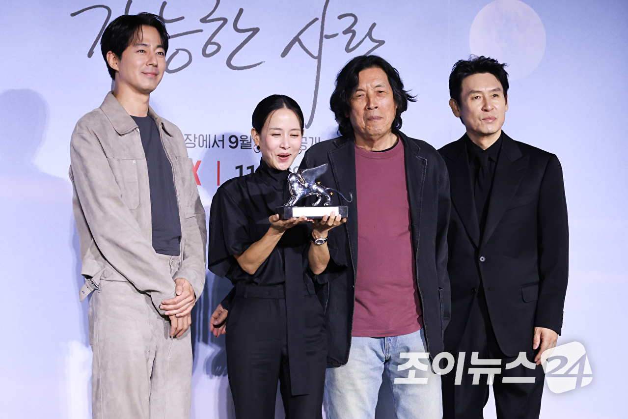 배우 조인성, 조여정, 이창동 감독, 배우 설경구가 21일 서울 용산구 CGV용산아이파크몰점에서 진행된 넷플릭스 영화 '가능한 사랑'(감독 이창동) 언론시사회에서 포즈를 취하고 있다. [사진=문수지 기자]