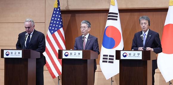 김홍균 외교부 1차관, 커트 캠벨 미 국무부 부장관, 오카노 마사타카 일 외무성 사무차관이 16일 오후 정부서울청사에서 제14차 한미일 외교차관협의회를 마친 후 합동 기자회견을 하고 있다.왼쪽부터 커트 캠벨 미 국무부 부장관, 김홍균 1차관, 오카노 마사타카 일외무성 사무차관. 2024.10.16 [사진=연합뉴스]