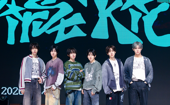 그룹 킥플립이 6일 서울 광진구 예스24 라이브홀에서 열린 '마이 퍼스트 킥' 발매 기념 쇼케이스에서 포즈를 취하고 있다. [사진=JYP엔터테인먼트]