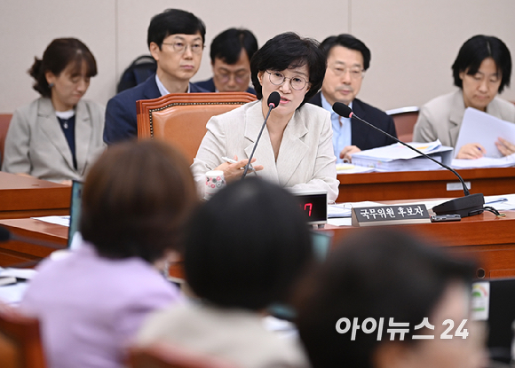 원민경 여성가족부 장관 후보자가 3일 국회 여성가족위원회에서 열린 인사청문회에서 질의에 답변하고 있다. [사진=곽영래 기자]