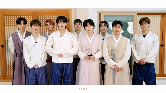 한복 입은 더보이즈 &quot;가족들과 즐거운 한가위 되시길&quot; 추석 인사