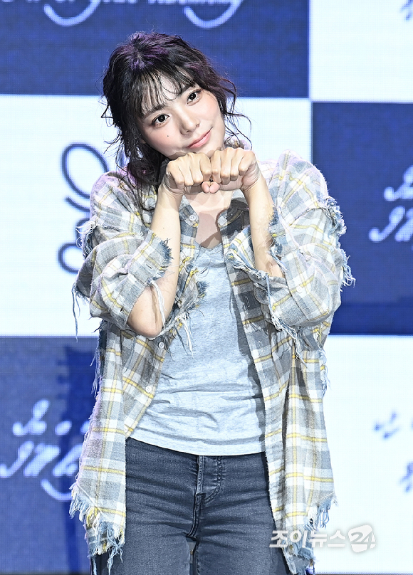 걸밴드 QWER(큐더블유이알) 시연이 9일 오후 서울 서대문구 예스24 원더로크홀에서 열린 미니 3집 발매 기념 미디어 쇼케이스에서 포토타임을 갖고 있다. [사진=곽영래 기자]