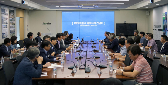 지난 30일 서울 상일동 본사에서 열린 협력사와의 소통과 상생협력 강화를 위한 파트너사 간담회에 관계자들이 참여하고 있다. [사진=희림]