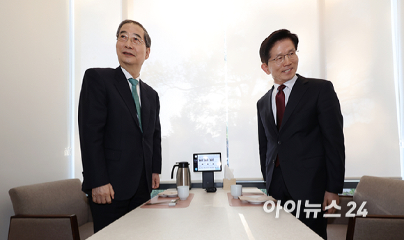 국민의힘 김문수 대선후보와 무소속 한덕수 대선 예비후보가 7일 서울 종로구의 한 식당에서 후보 단일화와 관련해 회동하고 있다. [사진=곽영래 기자]