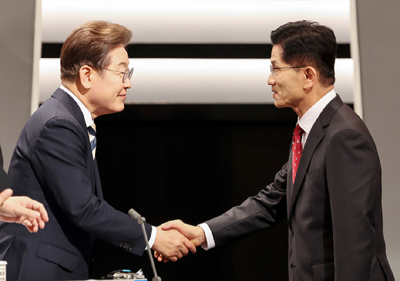 이재명 더불어민주당 대선후보와 김문수 국민의힘 대선후보가 지난 23일 서울 영등포구 여의도 KBS 스튜디오에서 열린 제21대 대선 2차 후보자 토론회에 앞서 인사하고 있다. [사진=연합뉴스]