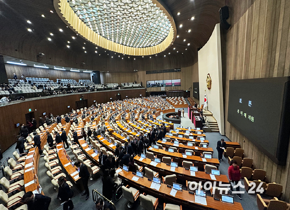 14일 오후 서울 여의도 국회에서 열린 본회의에서 '김건희 여사 특검법' 수정안에 대한 표결 직전 국민의힘 의원들이 퇴장하고 있다. [사진=정소희 기자]