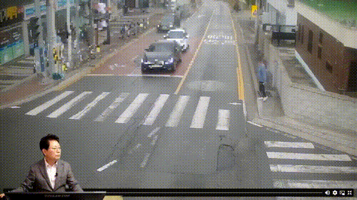 보행자 신호에 길을 건너던 한 시민이 신호를 무시한 채 자신의 앞을 지나가는 차량을 발로 찼다. 위 사진은 보행자 A씨가 당시 차량을 발로 차는 모습. [사진=유튜브 '한문철TV']