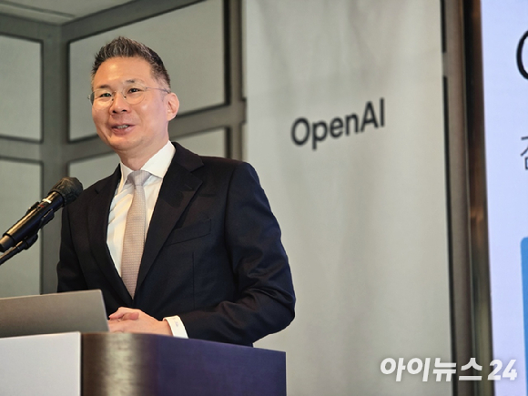 김경훈 오픈AI 코리아 총괄대표가 9일 서울 강남구 조선팰리스 호텔에서 진행된 오픈AI 코리아 출범 1주년 기자회견에서 GPT-6 아스트라를 소개하고 있다. [사진=오픈AI]