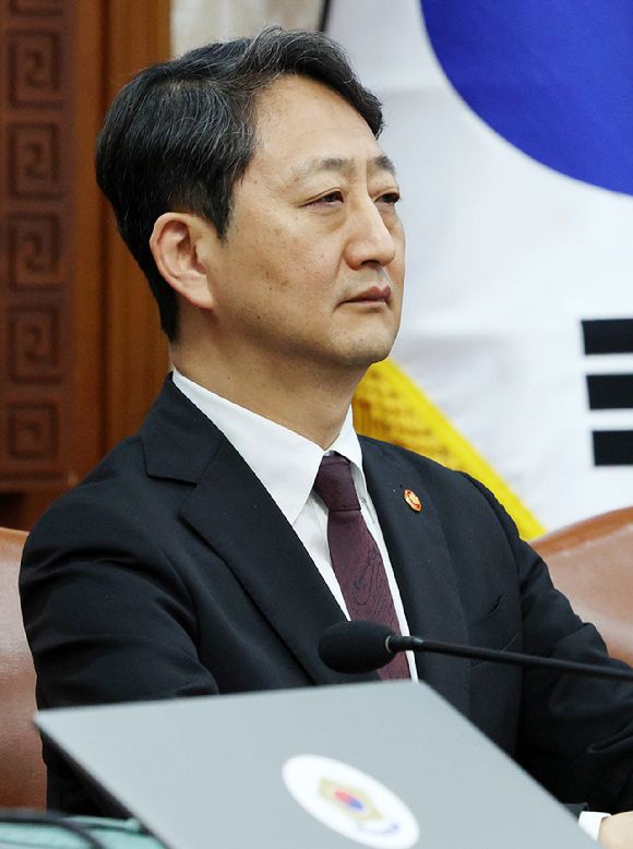 안덕근 산업통상자원부 장관이 22일 정부서울청사에서 열린 국무회의에 참석해 한덕수 대통령 권한대행 국무총리의 발언을 듣고 있다. [사진=대통령실통신사진기자단]