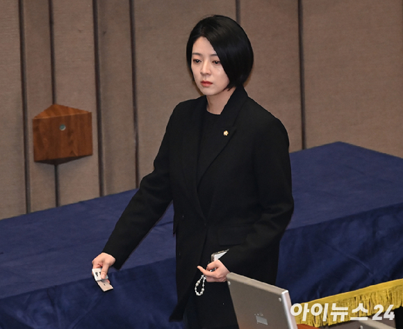 배현진 국민의힘 의원이 지난해 1월 25일 오후 5시쯤 서울 강남구 청담동 거리에서 신원이 밝혀지지 않은 행인으로부터 머리를 가격당했다. 배 의원은 둔기로 추정되는 물체에 맞았으며, 피를 흘려 순천향병원으로 옮겨졌다. 사진은 배현진 의원 피습관련 CCTV 화면. [사진=배현진 의원실]