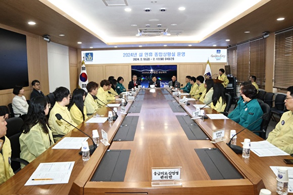 주낙영 시장이 경주시청 설 연휴 종합상황실을 방문해 근무자 격려하고 있다. [사진=경주시청]