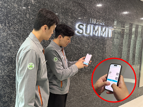 호반써밋 현장 직원들이 'AI 채커'를 사용하고 있다. [사진=호반건설]