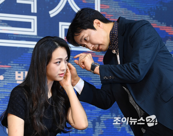 배우 박해일이 2일 오전 서울 JW메리어트 동대문 스퀘어에서 열린 영화 '헤어질 결심'(감독 박찬욱) 제작보고회에서 탕웨이의 인이어 착용을 도와주고 있다. [사진=정소희 기자]