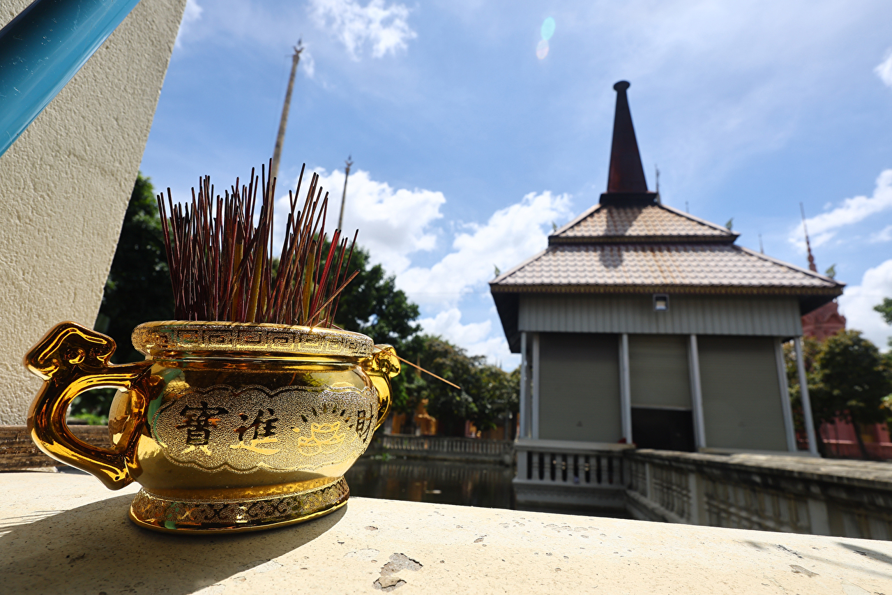 캄보디아에서 범죄조직에 감금됐다가 사망한 박모(22) 씨의 시신이 안치돼 있는 프놈펜 턱틀라 사원에 마련된 공공 화장시설 앞에 놓인 향. 2025.10.17 [사진=연합뉴스]