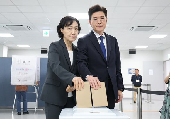 정원오 더불어민주당 서울시장 후보와 배우자 문혜정 씨가 제9회 전국동시지방선거 사전투표 첫 날인 29일 오전 서울 중구 소공동행정복합청사에 마련된 사전투표소에서 투표하고 있다. [사진=곽영래 기자]