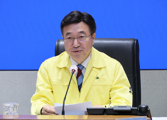 지난달 27일 서울 시내 한 지하철역에 설치된 무인민원발급기에서 한 시민이 서류가 발급되지 않아 '자료 수신 중입니다'라는 문구가 나오는 화면을 바라보고 있다. [사진=연합뉴스]