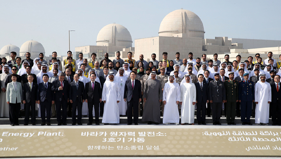 지난해 1월 아랍에미리트(UAE)를 국빈 방문한 윤석열 대통령과 모하메드 빈 자이드 알 나하얀 대통령이 바라카 원자력 발전소 현장에서 열린 3호기 가동식에서 참석자들과 기념촬영을 하고 있다. [사진=뉴시스]